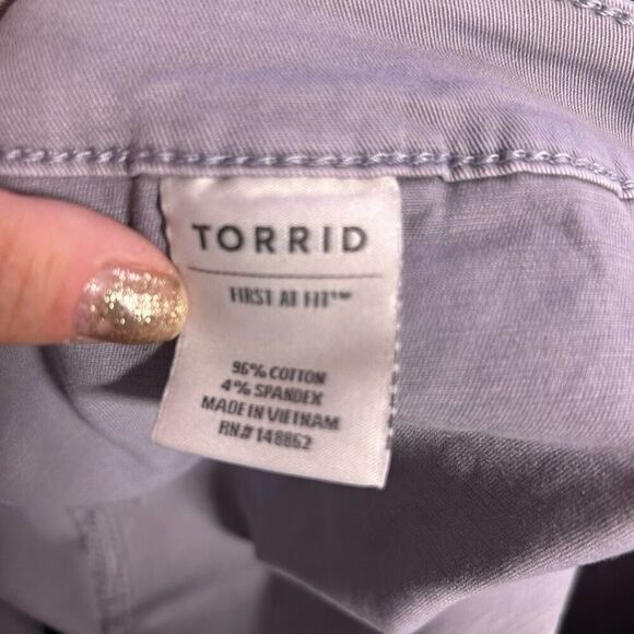 Torrid Grey Size 26 NWT Shorts Button Front - Picture 4 of 6